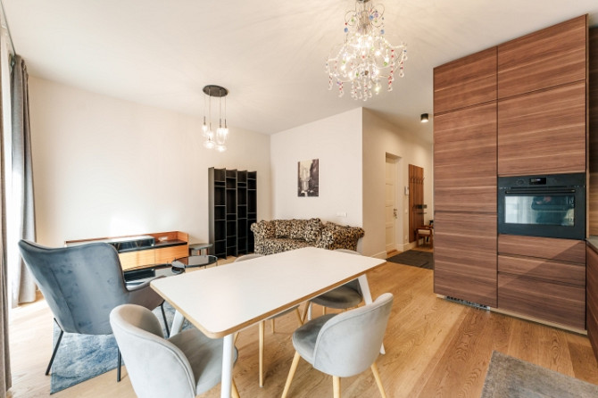 Izīrē elegantu 2-istabu dzīvokli prestižajā 