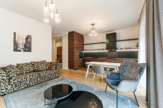 Izīrē elegantu 2-istabu dzīvokli prestižajā 