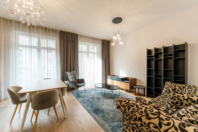 Izīrē elegantu 2-istabu dzīvokli prestižajā 