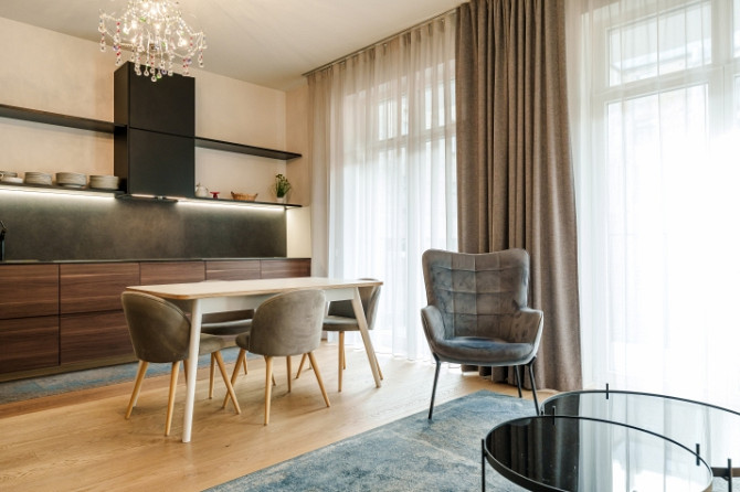 Izīrē elegantu 2-istabu dzīvokli prestižajā 