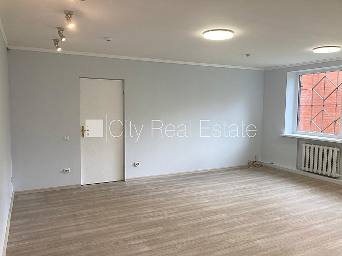 Renovēta māja, ir lifts, kāpņu telpa pēc kapitālā remonta, logi vērsti uz ielas pusi, Rīga - foto 18