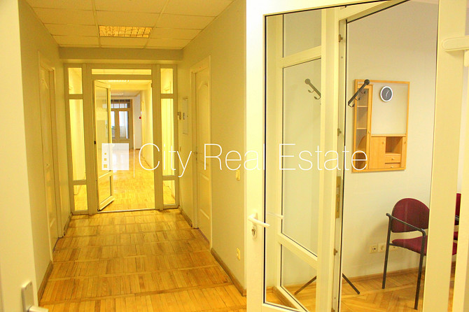 Renovēta māja, ir lifts, kāpņu telpa pēc kapitālā remonta, logi vērsti uz ielas pusi, Rīga - foto 19