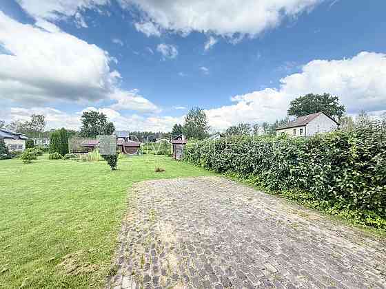 Фасадный дом, лифт, лестничная клетка после капитального ремонта, изолированные Rīga