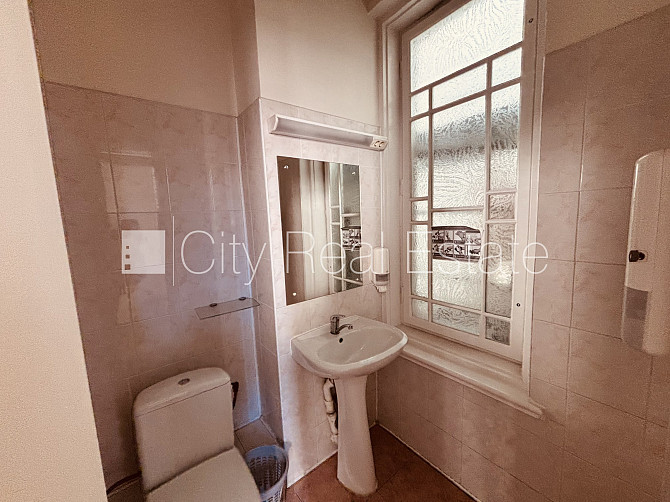 Fasādes māja, ir lifts, kāpņu telpa pēc kapitālā remonta, istabas izolētas 2 gab., studio Rīga - foto 18