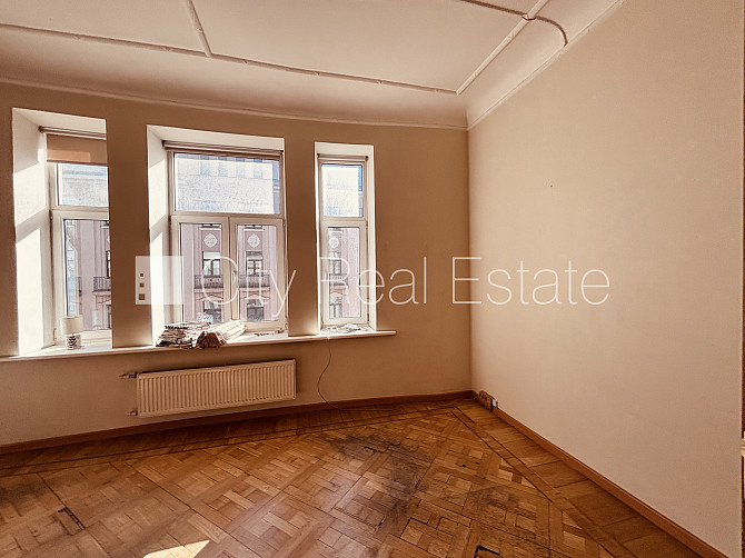 Fasādes māja, ir lifts, kāpņu telpa pēc kapitālā remonta, istabas izolētas 2 gab., studio Rīga - foto 13