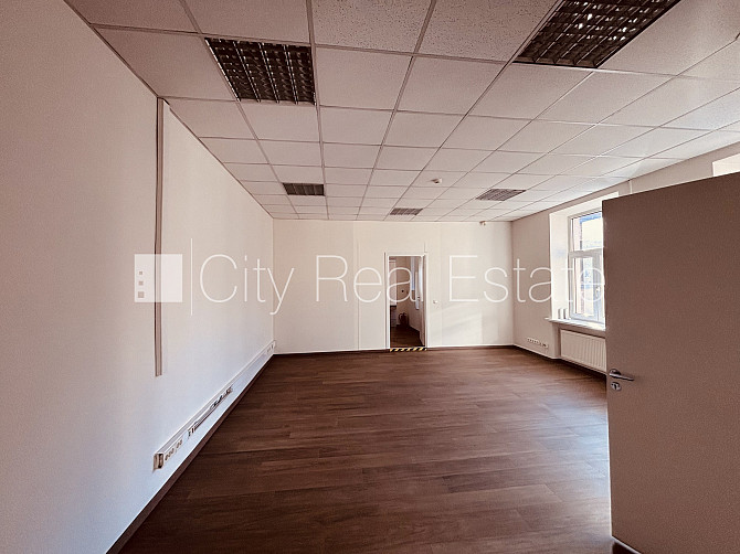 Fasādes māja, ir lifts, kāpņu telpa pēc kapitālā remonta, istabas izolētas 2 gab., studio Rīga - foto 15