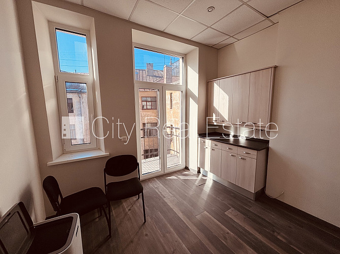 Fasādes māja, ir lifts, kāpņu telpa pēc kapitālā remonta, istabas izolētas 2 gab., studio Rīga - foto 19