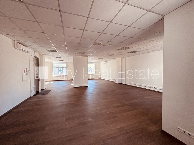 Fasādes māja, ir lifts, kāpņu telpa pēc kapitālā remonta, istabas izolētas 2 gab., studio Rīga - foto 14