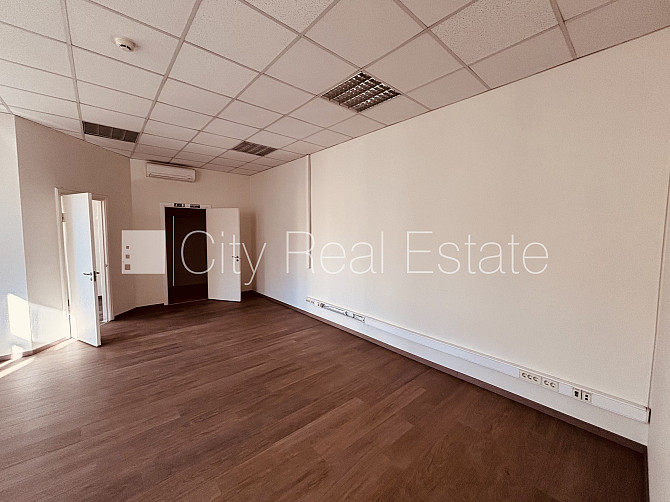 Fasādes māja, ir lifts, kāpņu telpa pēc kapitālā remonta, istabas izolētas 2 gab., studio Rīga - foto 16