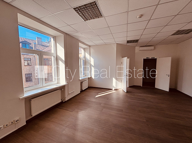 Fasādes māja, ir lifts, kāpņu telpa pēc kapitālā remonta, istabas izolētas 2 gab., studio Rīga - foto 12