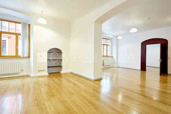 Фасадный дом, реновированный дом, благоустроенная озеленённая территория, Rīga