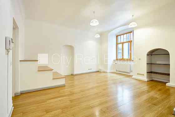 Фасадный дом, реновированный дом, благоустроенная озеленённая территория, Rīga