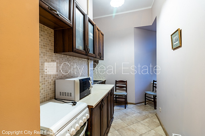 Fasādes māja, ieeja no ielas, logi vērsti mājas abās pusēs, viena istaba izolēta, viesistaba Rīga - foto 10