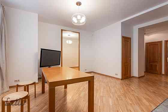 Izīrē gaišu un ērtu dzīvokli klusā ielā pašā pilsētas centrā. Blakus atrodas sabiedriskais transport Rīga