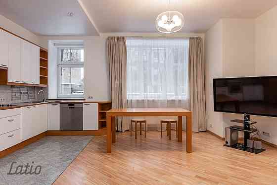 Izīrē gaišu un ērtu dzīvokli klusā ielā pašā pilsētas centrā. Blakus atrodas sabiedriskais transport Rīga