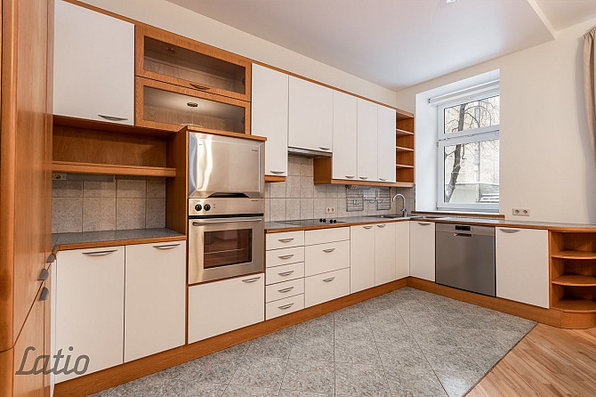 Izīrē gaišu un ērtu dzīvokli klusā ielā pašā pilsētas centrā. Blakus atrodas Rīga - foto 5