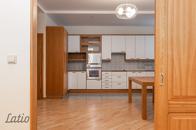 Izīrē gaišu un ērtu dzīvokli klusā ielā pašā pilsētas centrā. Blakus atrodas Rīga - foto 2