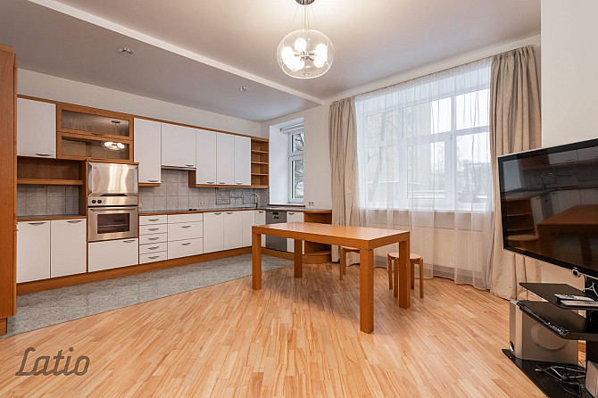 Izīrē gaišu un ērtu dzīvokli klusā ielā pašā pilsētas centrā. Blakus atrodas Rīga - foto 1