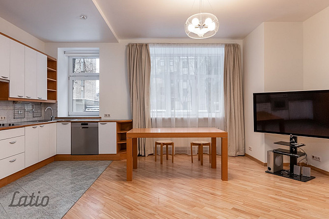 Izīrē gaišu un ērtu dzīvokli klusā ielā pašā pilsētas centrā. Blakus atrodas Rīga - foto 3