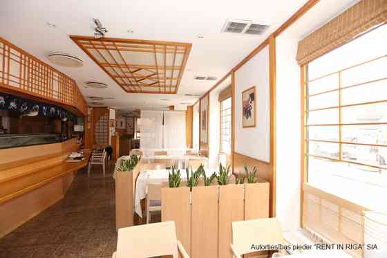 Iznomā retsorāna telpas Vecrīgā, Kungu un Mārstaļu ielu krustojumā.  1. stāvā izvietota zāle un palī Rīga