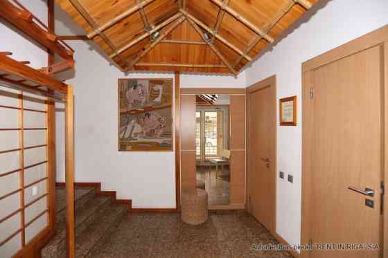 Iznomā retsorāna telpas Vecrīgā, Kungu un Mārstaļu ielu krustojumā.  1. stāvā izvietota zāle un palī Rīga