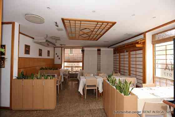 Iznomā retsorāna telpas Vecrīgā, Kungu un Mārstaļu ielu krustojumā.  1. stāvā izvietota zāle un palī Rīga