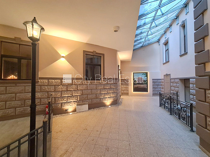 Fasādes māja, renovēta māja, slēgta teritorija, ieeja no ielas, ir lifts, kāpņu telpa pēc Rīga - foto 17