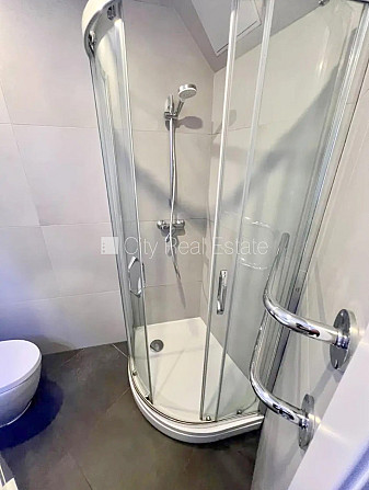 Fasādes māja, renovēta māja, slēgta teritorija, ieeja no ielas, ir lifts, kāpņu telpa pēc Rīga - foto 9