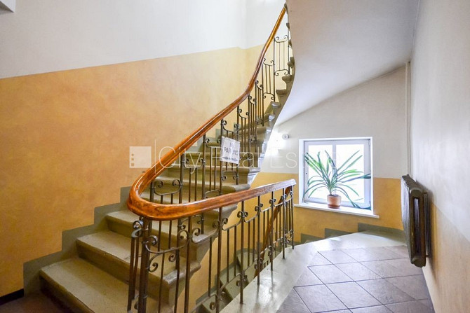 Fasādes māja, renovēta māja, ieeja no pagalma, kāpņu telpa pēc kosmētiskā remonta, logi Rīga - foto 15