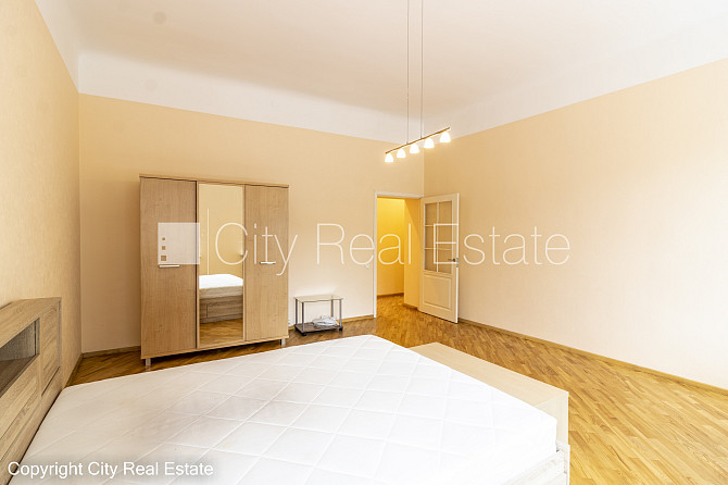 Fasādes māja, renovēta māja, ieeja no pagalma, kāpņu telpa pēc kosmētiskā remonta, logi Rīga - foto 3