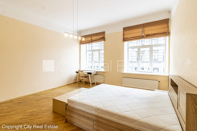 Fasādes māja, renovēta māja, ieeja no pagalma, kāpņu telpa pēc kosmētiskā remonta, logi Rīga - foto 2