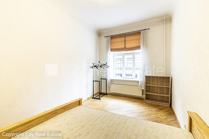 Fasādes māja, renovēta māja, ieeja no pagalma, kāpņu telpa pēc kosmētiskā remonta, logi Rīga - foto 5