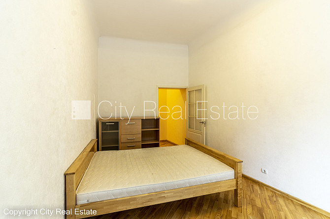 Fasādes māja, renovēta māja, ieeja no pagalma, kāpņu telpa pēc kosmētiskā remonta, logi Rīga - foto 7