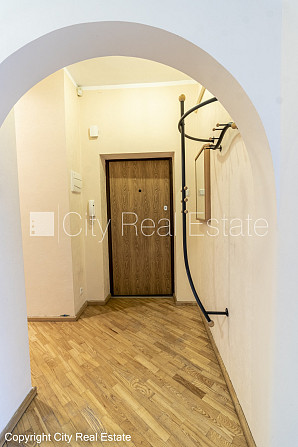 Fasādes māja, renovēta māja, ieeja no pagalma, kāpņu telpa pēc kosmētiskā remonta, logi Rīga - foto 12