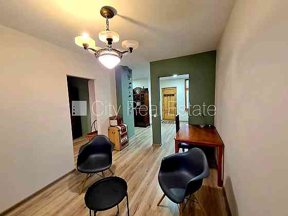 Частный дом, благоустроенный озеленённый двор, территория обнесена забором, окна Rīga