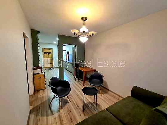 Частный дом, благоустроенный озеленённый двор, территория обнесена забором, окна Rīga