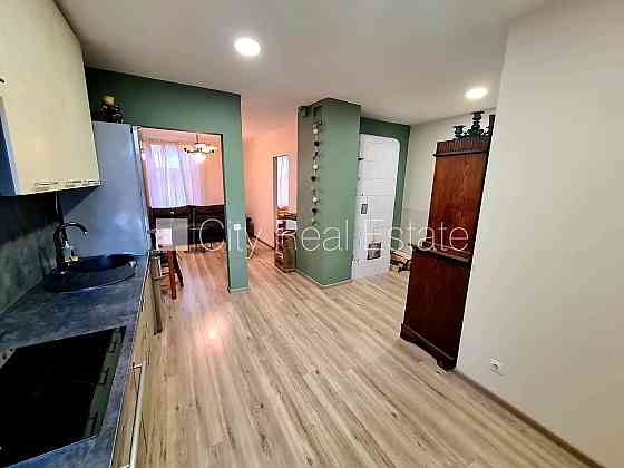 Частный дом, благоустроенный озеленённый двор, территория обнесена забором, окна Rīga