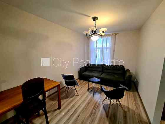 Частный дом, благоустроенный озеленённый двор, территория обнесена забором, окна Rīga