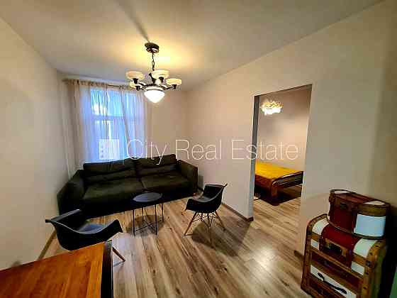 Частный дом, благоустроенный озеленённый двор, территория обнесена забором, окна Rīga