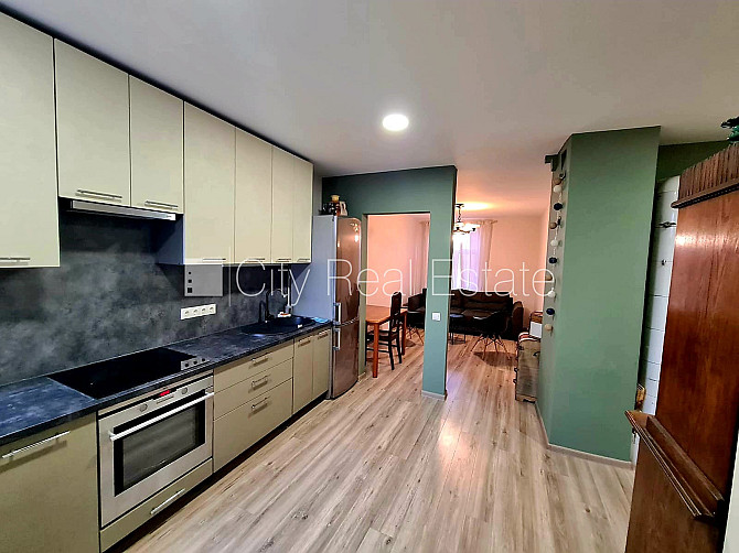 Privātmāja, labiekārtots apzaļumots pagalms, iežogota teritorija, logi vērsti mājas abās Rīga - foto 1