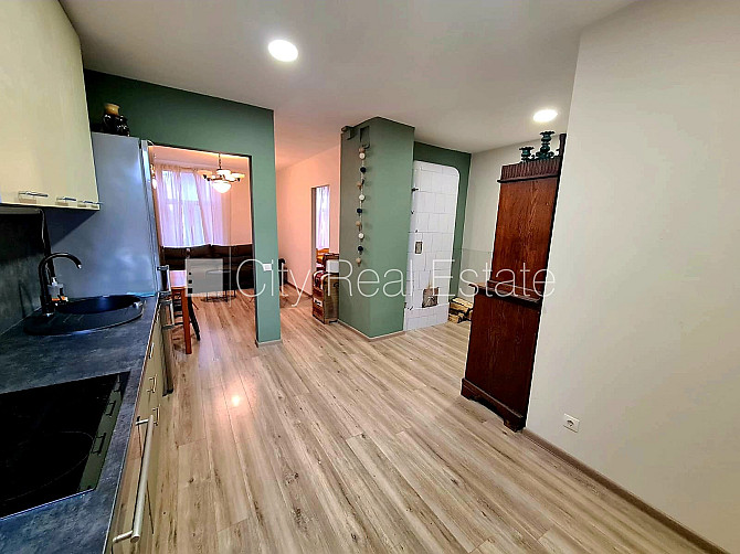 Privātmāja, labiekārtots apzaļumots pagalms, iežogota teritorija, logi vērsti mājas abās Rīga - foto 8