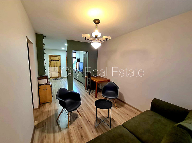 Privātmāja, labiekārtots apzaļumots pagalms, iežogota teritorija, logi vērsti mājas abās Rīga - foto 5