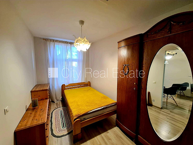 Privātmāja, labiekārtots apzaļumots pagalms, iežogota teritorija, logi vērsti mājas abās Rīga - foto 11