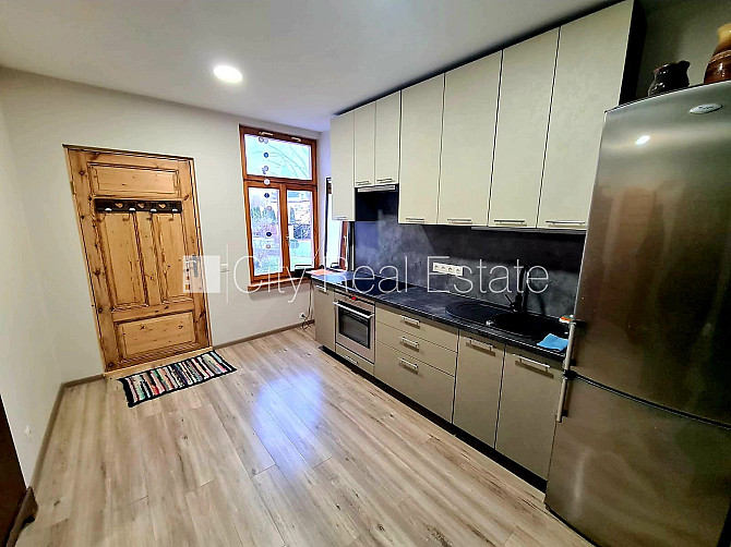 Privātmāja, labiekārtots apzaļumots pagalms, iežogota teritorija, logi vērsti mājas abās Rīga - foto 9