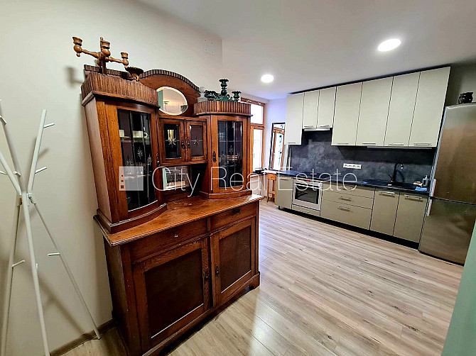 Privātmāja, labiekārtots apzaļumots pagalms, iežogota teritorija, logi vērsti mājas abās Rīga - foto 7