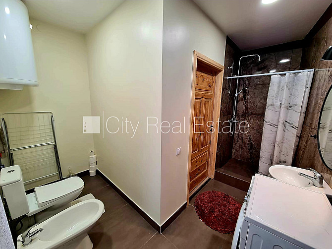 Privātmāja, labiekārtots apzaļumots pagalms, iežogota teritorija, logi vērsti mājas abās Rīga - foto 14