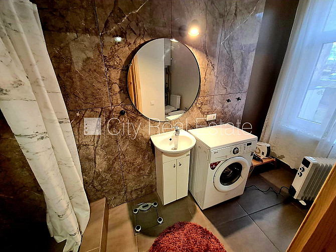 Privātmāja, labiekārtots apzaļumots pagalms, iežogota teritorija, logi vērsti mājas abās Rīga - foto 15