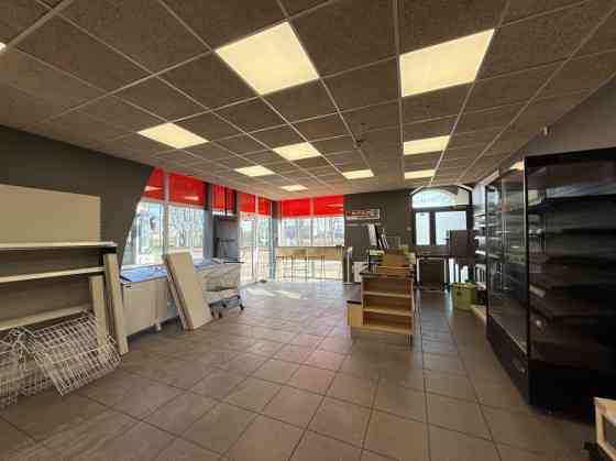 Торговые помещения с входом с фасада здания. Подходят для магазина, медицинского Рига