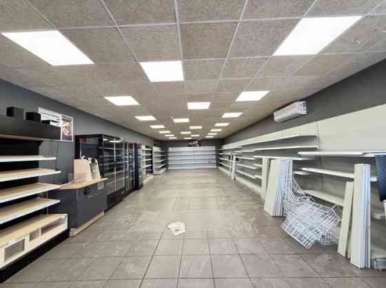 Торговые помещения с входом с фасада здания. Подходят для магазина, медицинского Рига