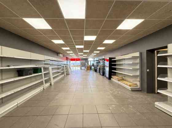 Торговые помещения с входом с фасада здания. Подходят для магазина, медицинского Рига